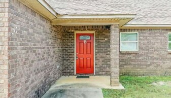 4 Cal Rd in Fort Mitchell, AL - Building Photo