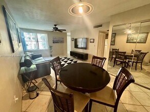 17560 Atlantic Blvd in Sunny Isles Beach, FL - Foto de edificio - Building Photo