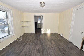 306 Pennsylvania Ave-Unit -Apartment 2 in Dowagiac, MI - Building Photo - Building Photo