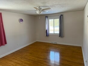 37910 Aurora Rd in Solon, OH - Building Photo - Building Photo