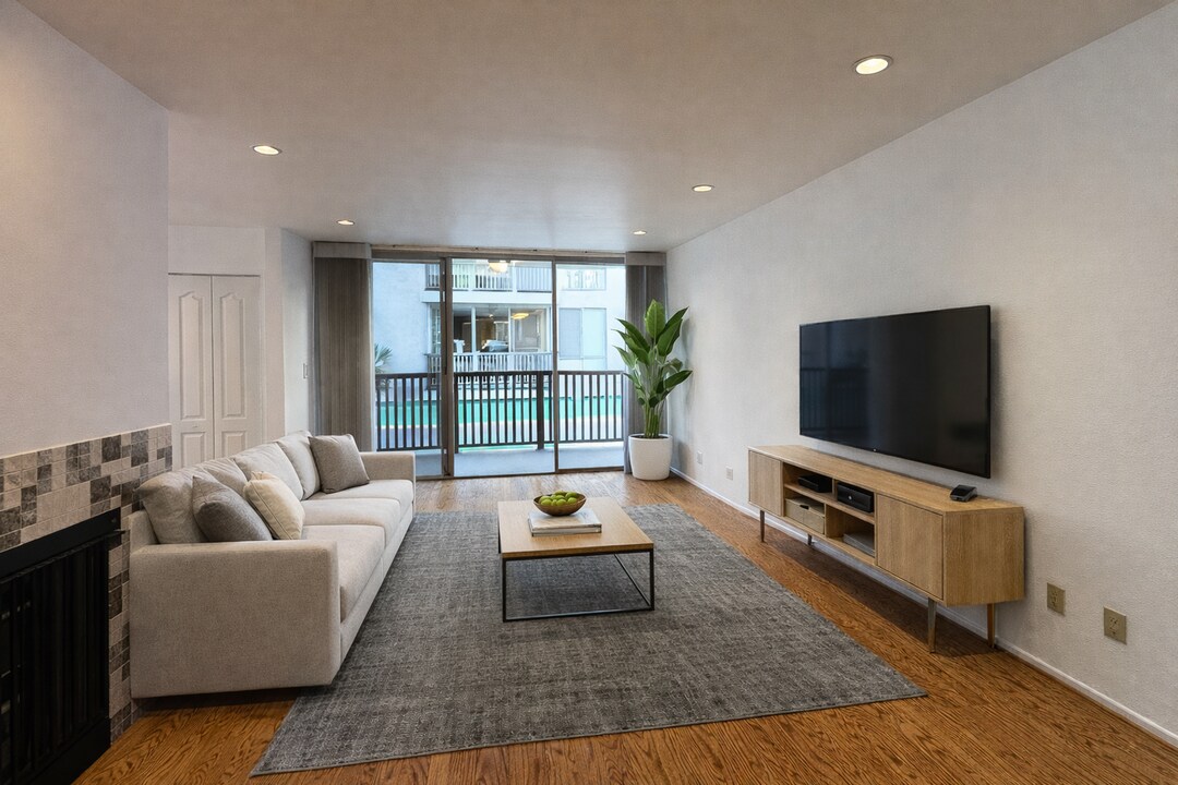 1134 Alta Loma Rd in West Hollywood, CA - Foto de edificio