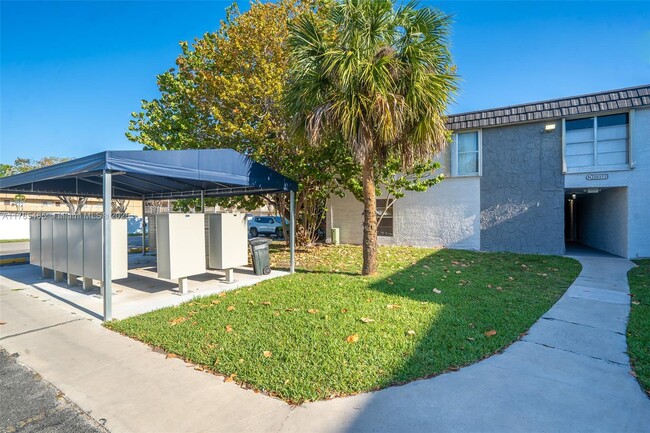 10377 N Kendall Dr in Miami, FL - Foto de edificio - Building Photo