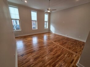 122 Main St, Unit 1 in Cedar Falls, IA - Foto de edificio - Building Photo