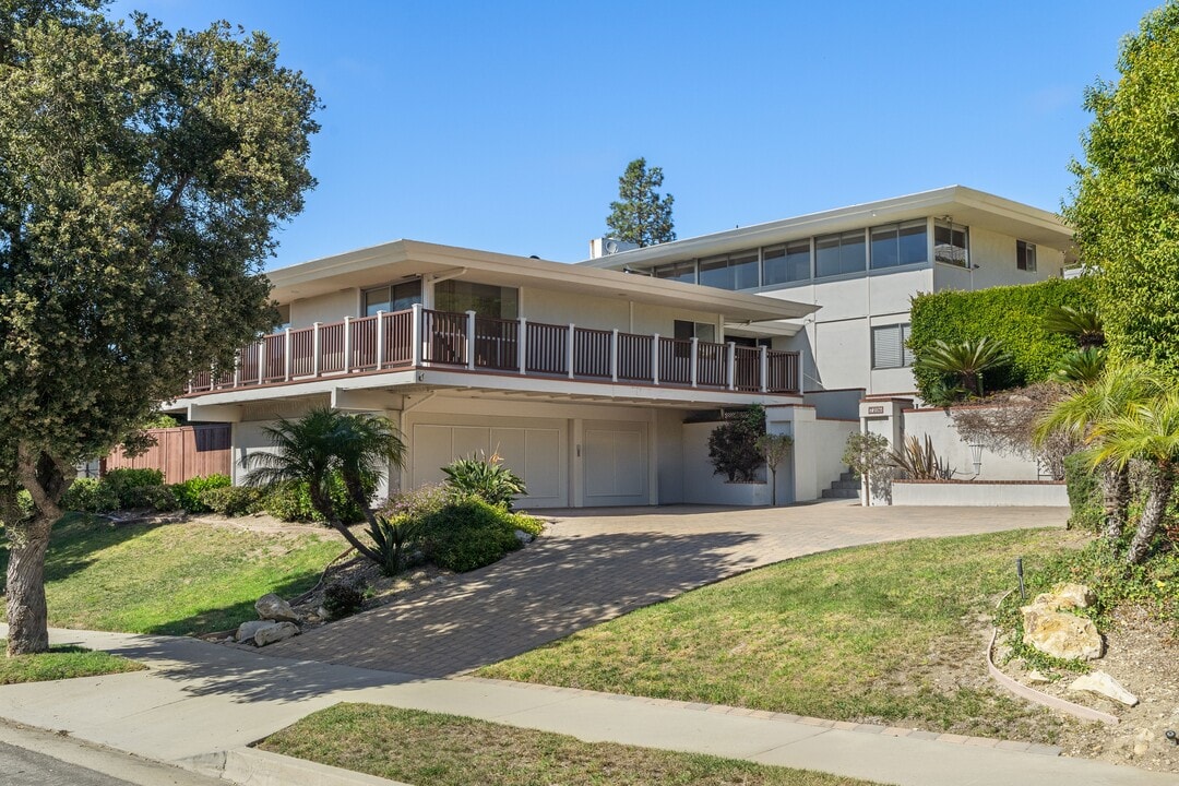 7206 Crest Rd in Rancho Palos Verdes, CA - Building Photo