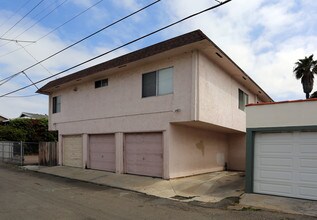 423 S Freeman St in Oceanside, CA - Foto de edificio - Building Photo