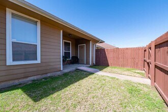 15201 Hazy Meadow Ct, Unit #B in College Station, TX - Foto de edificio - Building Photo