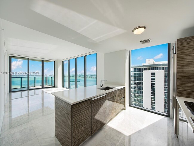 460 NE 28th St, Unit 3608 in Miami, FL - Building Photo - Building Photo