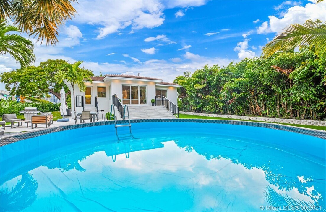 38 SW 25th Rd in Miami, FL - Building Photo