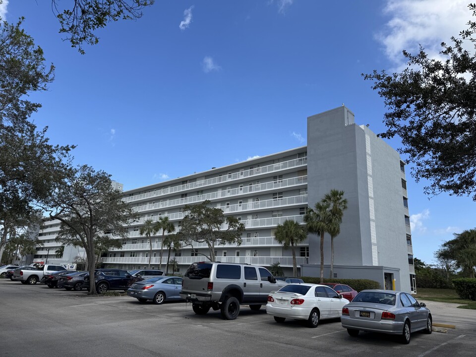 5700 NW 2nd Ave in Boca Raton, FL - Building Photo