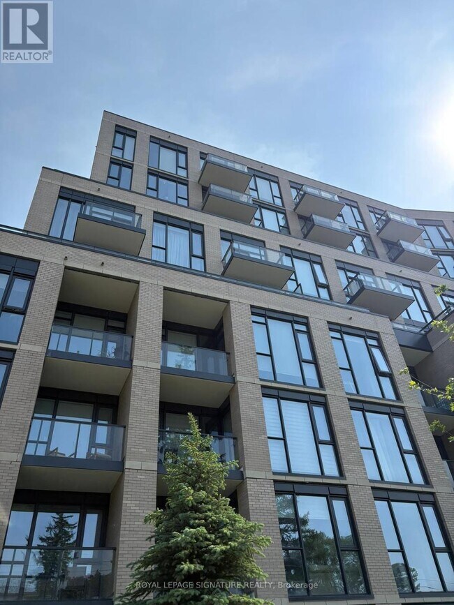 293-293 The Kingsway in Toronto, ON - Building Photo - Building Photo