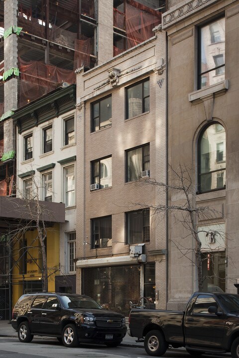 57 Fifth Ave in New York, NY - Building Photo