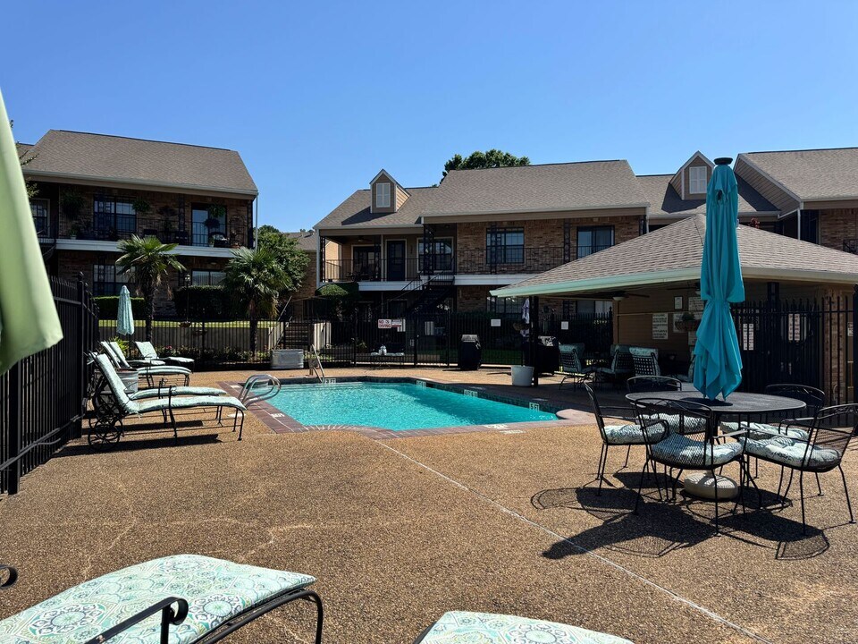 400 W South Town Dr in Tyler, TX - Building Photo