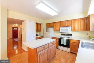5708 Belcher Farm Dr in Centreville, VA - Building Photo - Building Photo