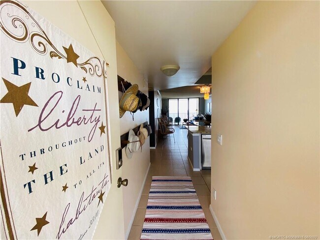 7380 S Ocean Dr in Jensen Beach, FL - Foto de edificio - Building Photo