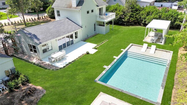 9 Pine Tree Rd in Southampton, NY - Building Photo - Building Photo