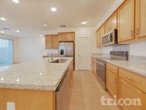 8213 Perla Wy in Sacramento, CA - Building Photo - Building Photo