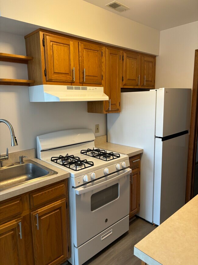 8 Acapulco Princess in Vernon, NJ - Foto de edificio - Building Photo