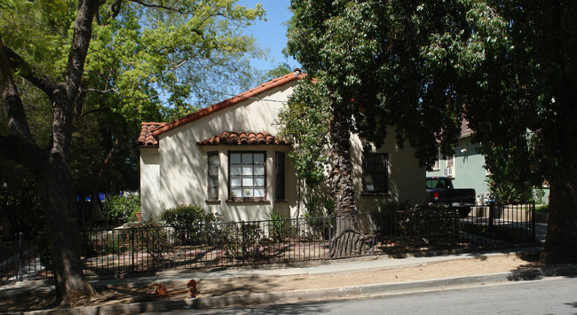 1365 Mentor Ave in Pasadena, CA - Building Photo - Building Photo