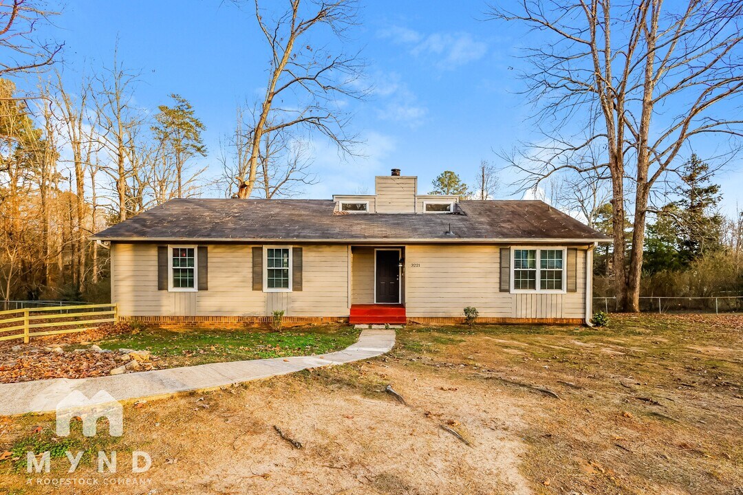 3221 Fieldale Dr in Hueytown, AL - Building Photo