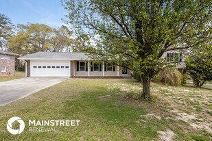 680 N Kingsley Dr in Lithia Springs, GA - Building Photo