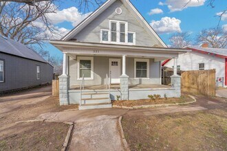 221 N Elizabeth St in Wichita, KS - Foto de edificio - Building Photo