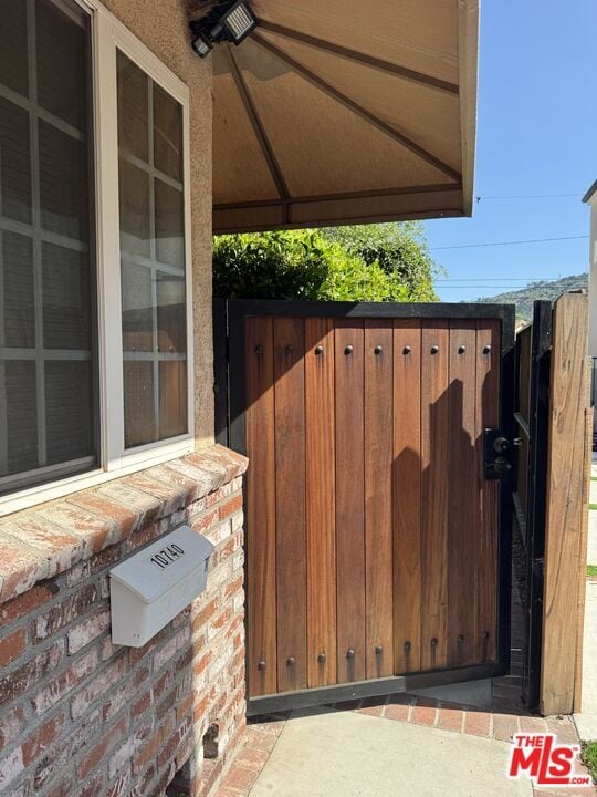 10740 Aqua Vista St in Los Angeles, CA - Building Photo - Building Photo