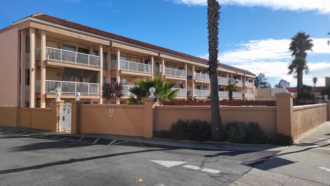 El Rancho Apartments in Millbrae, CA - Foto de edificio - Building Photo