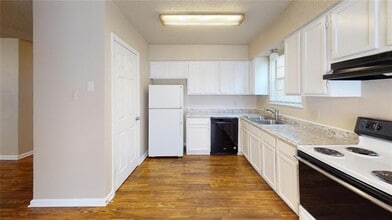 218 Renfro St in Grand Prairie, TX - Building Photo - Building Photo