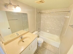 584 Orange Dr, Unit 107 in Altamonte Springs, FL - Building Photo - Building Photo