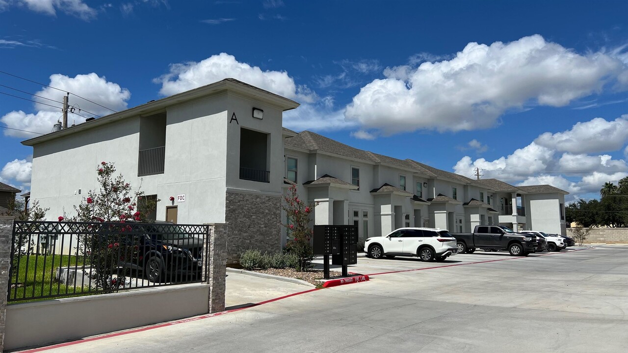 1010 Monaco Blvd-Unit -11 in Laredo, TX - Building Photo