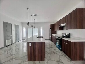 1011 Emerald Valley Dr in Laredo, TX - Foto de edificio - Building Photo