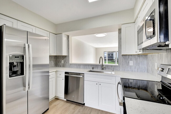 14360 Strathmore Ln in Delray Beach, FL - Building Photo - Building Photo