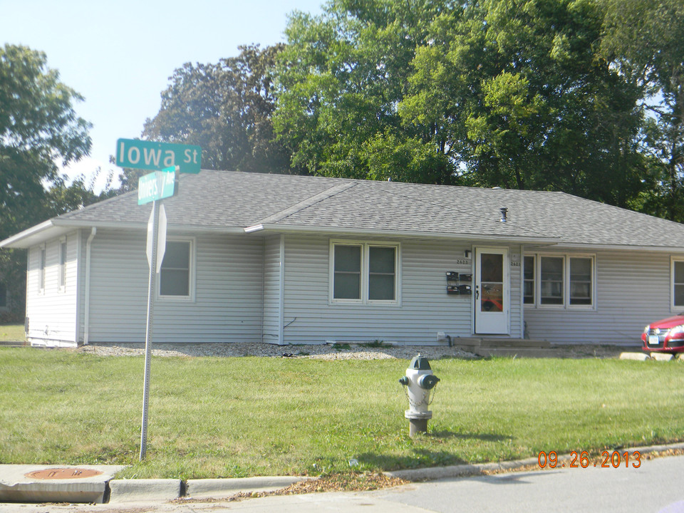 2621 Iowa St, Unit 3 in Cedar Falls, IA - Foto de edificio