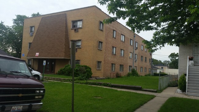 Summit 1 Apartments in Summit, IL - Building Photo - Building Photo