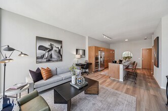 808 N Lake Shore Dr, Unit 1401 in Chicago, IL - Building Photo - Building Photo