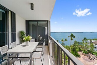 520 Brickell Key Dr in Miami, FL - Building Photo - Building Photo