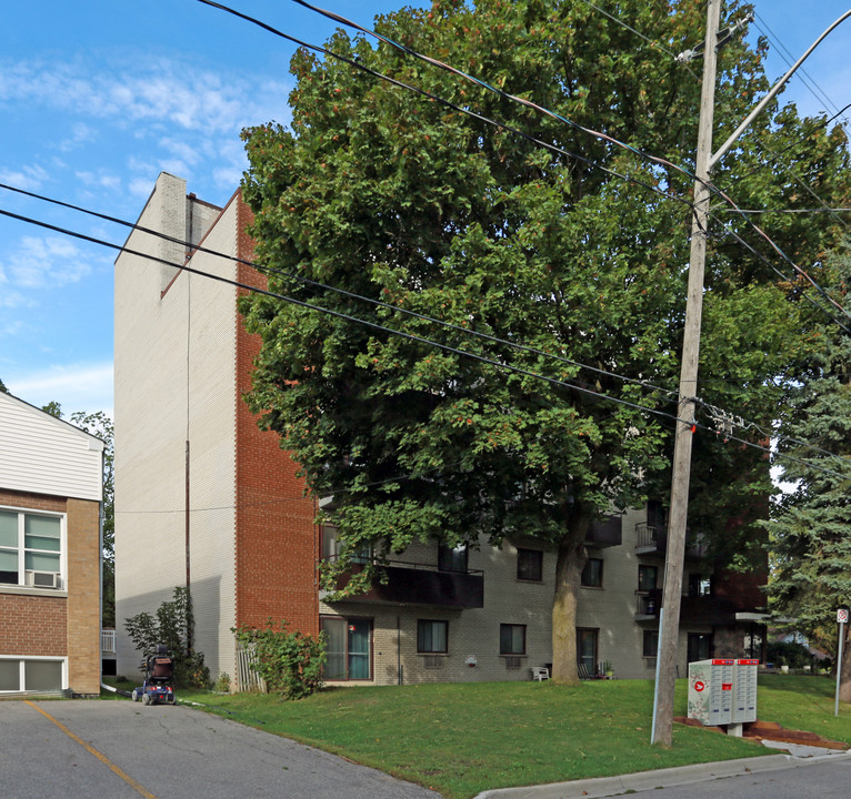 Kent Manors Apartment in Whitby, ON - Building Photo