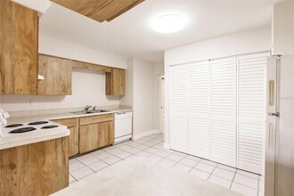 1665 Florence Ave in Englewood, FL - Foto de edificio - Building Photo