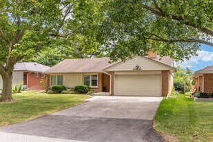 25 Abinger Crescent in Toronto, ON - Building Photo