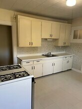 16 Maple St, Unit 4 in Waltham, MA - Foto de edificio - Building Photo