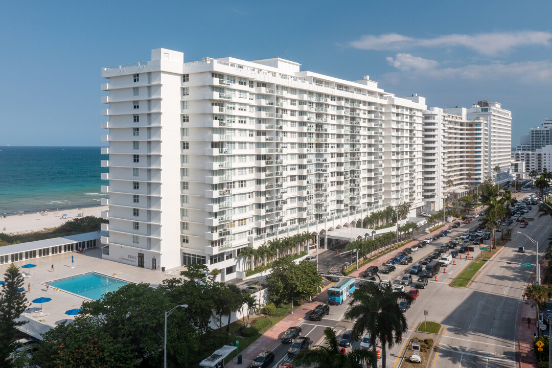 Pavillion Condo in Miami Beach, FL - Foto de edificio