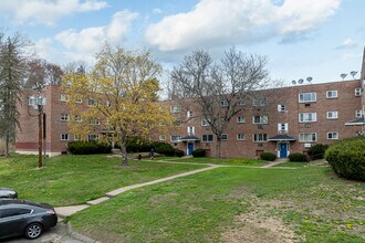Bell Court Condos in East Hartford, CT - Foto de edificio - Building Photo