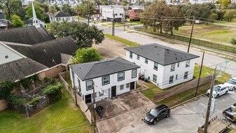2002 Barbee St, Unit 7 in Houston, TX - Building Photo