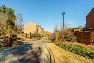 699 Coligny Ct in Atlanta, GA - Foto de edificio - Building Photo