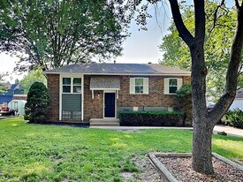 1105 NW Canterbury Rd in Blue Springs, MO - Building Photo