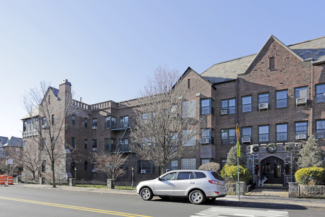 The Gardens in Forest Hills, NY - Building Photo - Building Photo