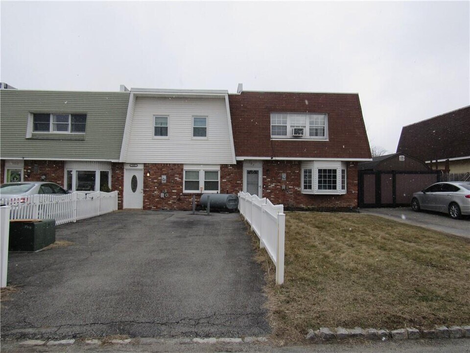 105 Sarah Ln in Middletown, NY - Building Photo