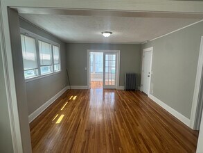 240 Linwood St-Unit -2 in New Britain, CT - Building Photo - Building Photo