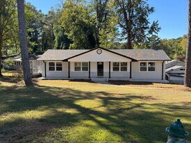 3702 Chesapeake Way in East Point, GA - Building Photo