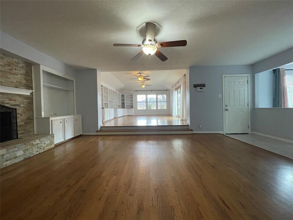 15714 Mill Point Dr in Houston, TX - Building Photo